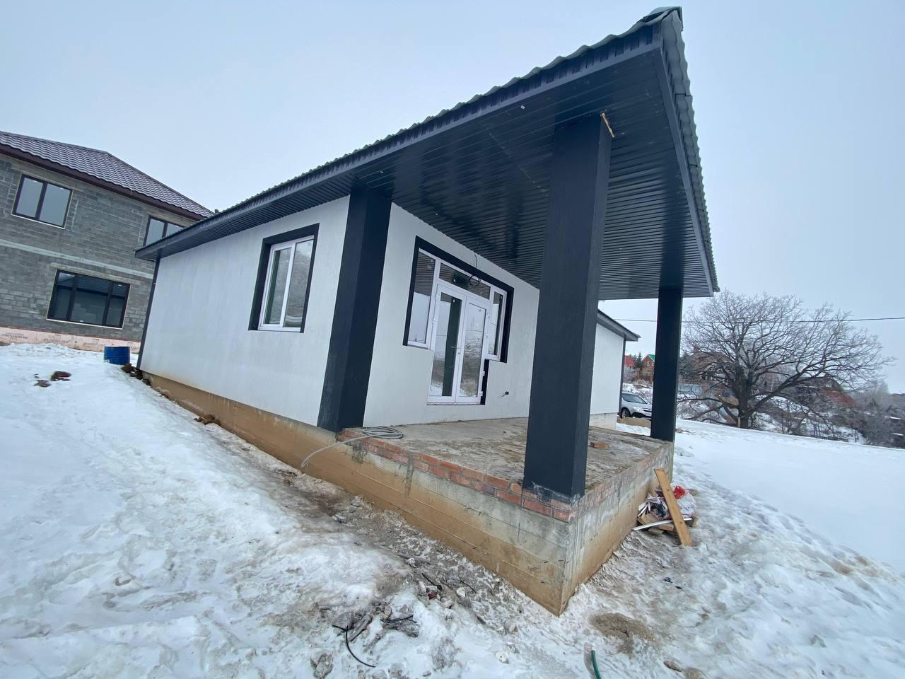 Дом с террасой зимой