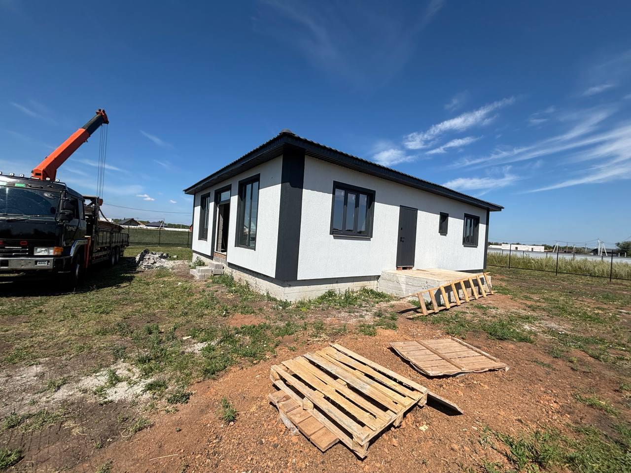 Дом с краном на площадке